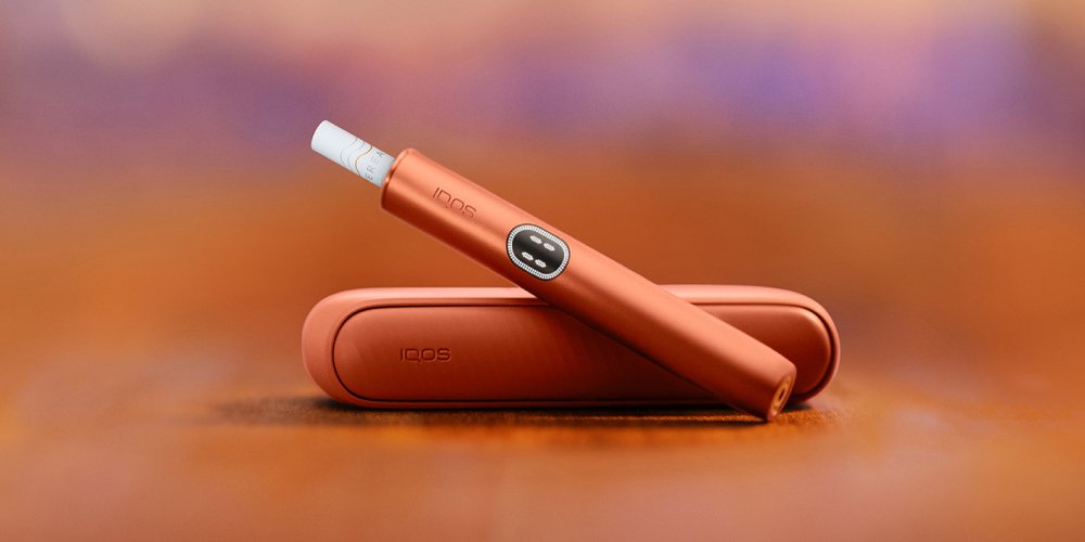 IQOS ILUMA i Tabakerhitzer in der Farbe Garnet Red.