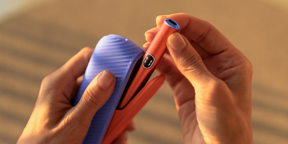 IQOS ILUMA i Tabekerhitzer mit verschiedenen Accessoires dargestellt.