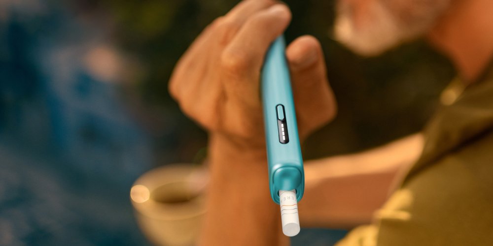 IQOS ILUMA i ONE Tabakerhitzer in der Farbe Breeze Blue.