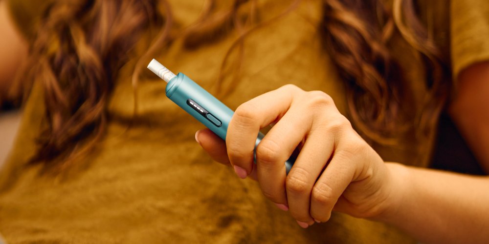 IQOS ILUMA i ONE Tabakerhitzer in der Farbe Breeze Blue.