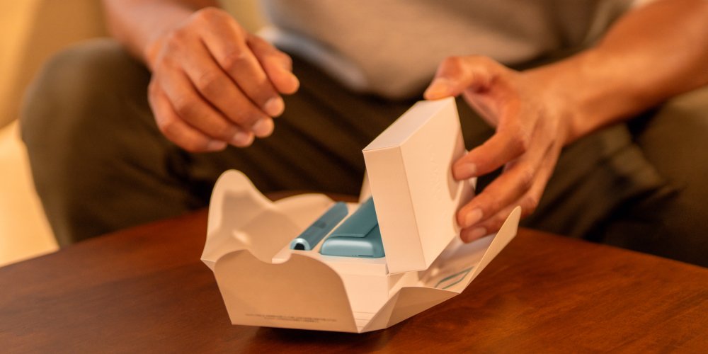 IQOS ILUMA i Tabakerhitzer wird ausgepackt.