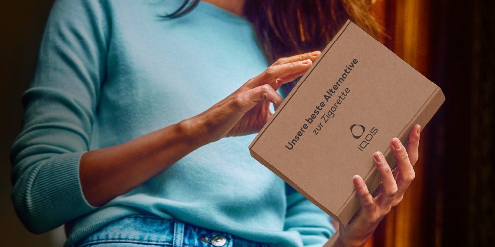 IQOS ILUMA i Tabakerhitzer mit einem User dargestellt.