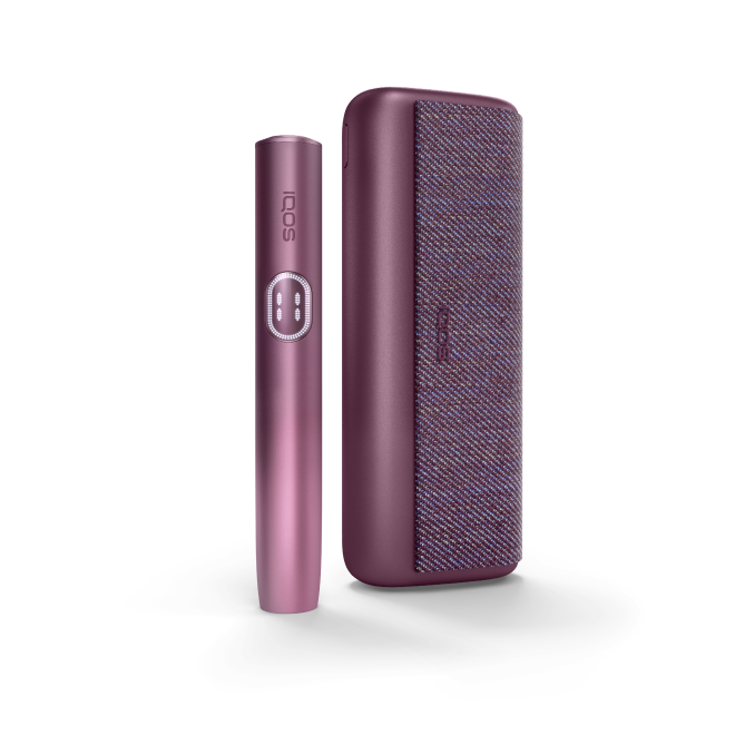 جهاز IQOS ILUMA i PRIME باللون النبيتي وشاحنه.