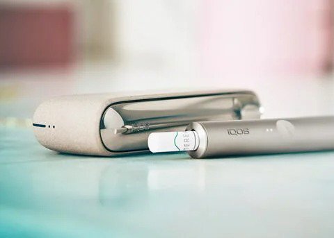 جهاز IQOS ILUMA باللون البني