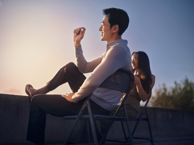 Мужчина и женщина сидят на террасе