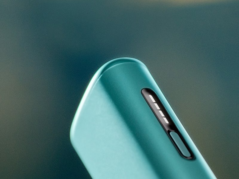 Устройство IQOS ILUMA i ONE цвета Лазурный бриз, индикаторы крупным планом