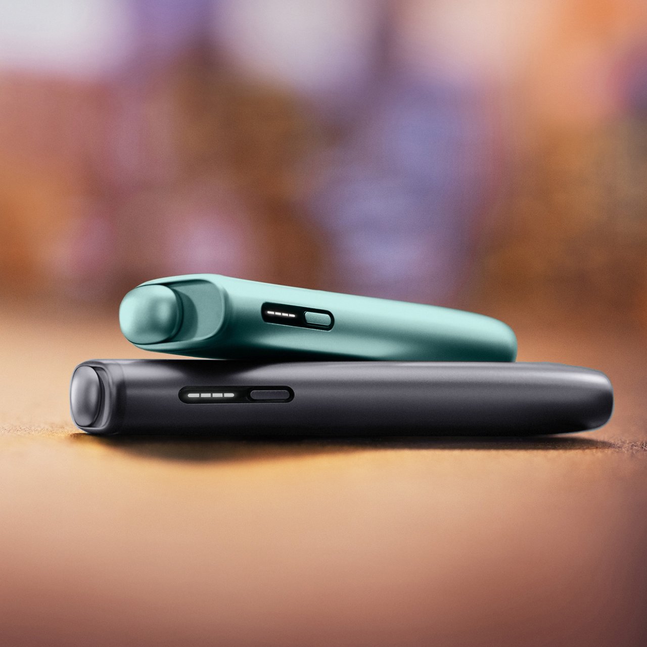 Устройство IQOS ILUMA i ONE цвета Лазурный бриз на устройстве IQOS ILUMA i ONE цвета Черный графит