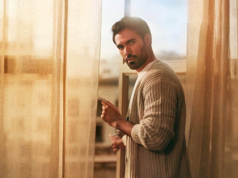 Мужчина стоит на балконе