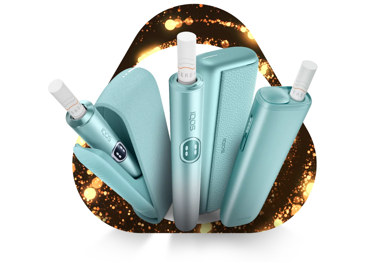 IQOS ILUMA i Gerätefamilie vor einem goldenen Key