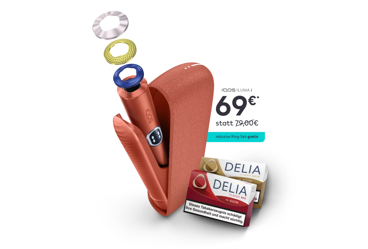 IQOS ILUMA i in Vivid Terracotta mit zwei DELIA Packs und Ring Set vor einem warmen, goldbrauenen Hintergrund