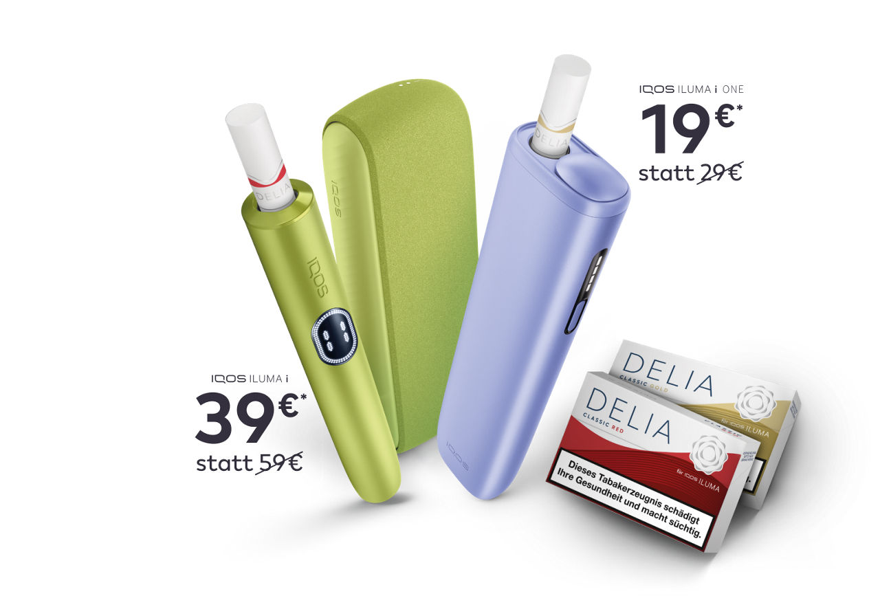 Zwei IQOS ILUMA i Geräte vor einem grün-lila Hintergrund