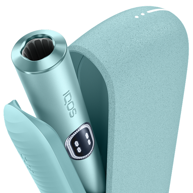 Устройство IQOS ILUMA i цвета Лазурный бриз в открытом зарядном устройстве