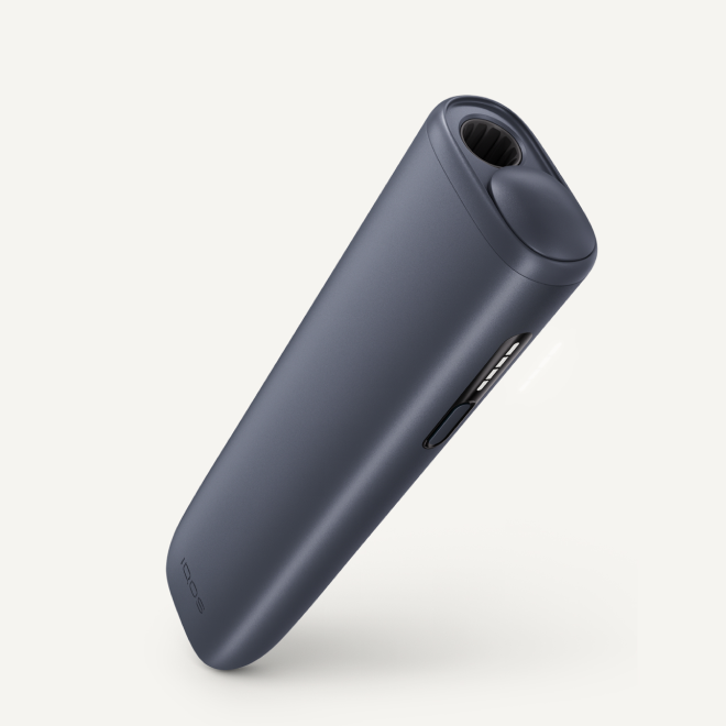 Устройство IQOS ILUMA i ONE цвета Черный графит под углом на сером фоне