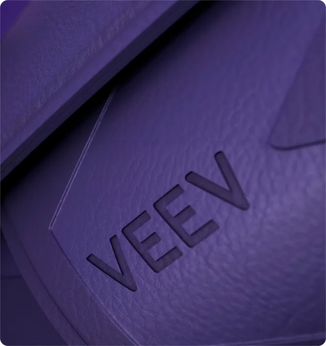 VEEV Schriftzug auf lila Leder