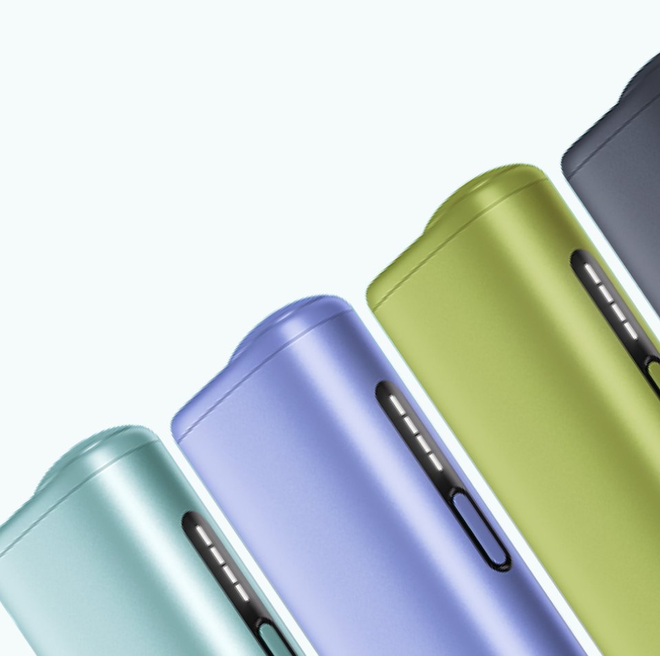 IQOS ILUMA i One color turquesa dentro de una bolsa verde en el asiento del auto.