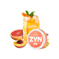 Vaso con bebida amarilla con hielo y frutas, acompañado de un durazno partido, una toronja cortada y un envase circular ZYN sabor Peach