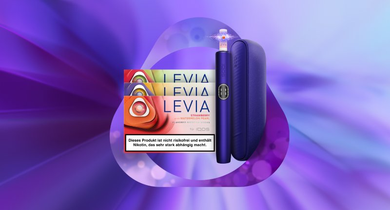IQOS ILUMA i Gerät neben LEVIA Tabaksticks inverschiedenen Varianten, dargestellt vor einem violetten Farbverlauf