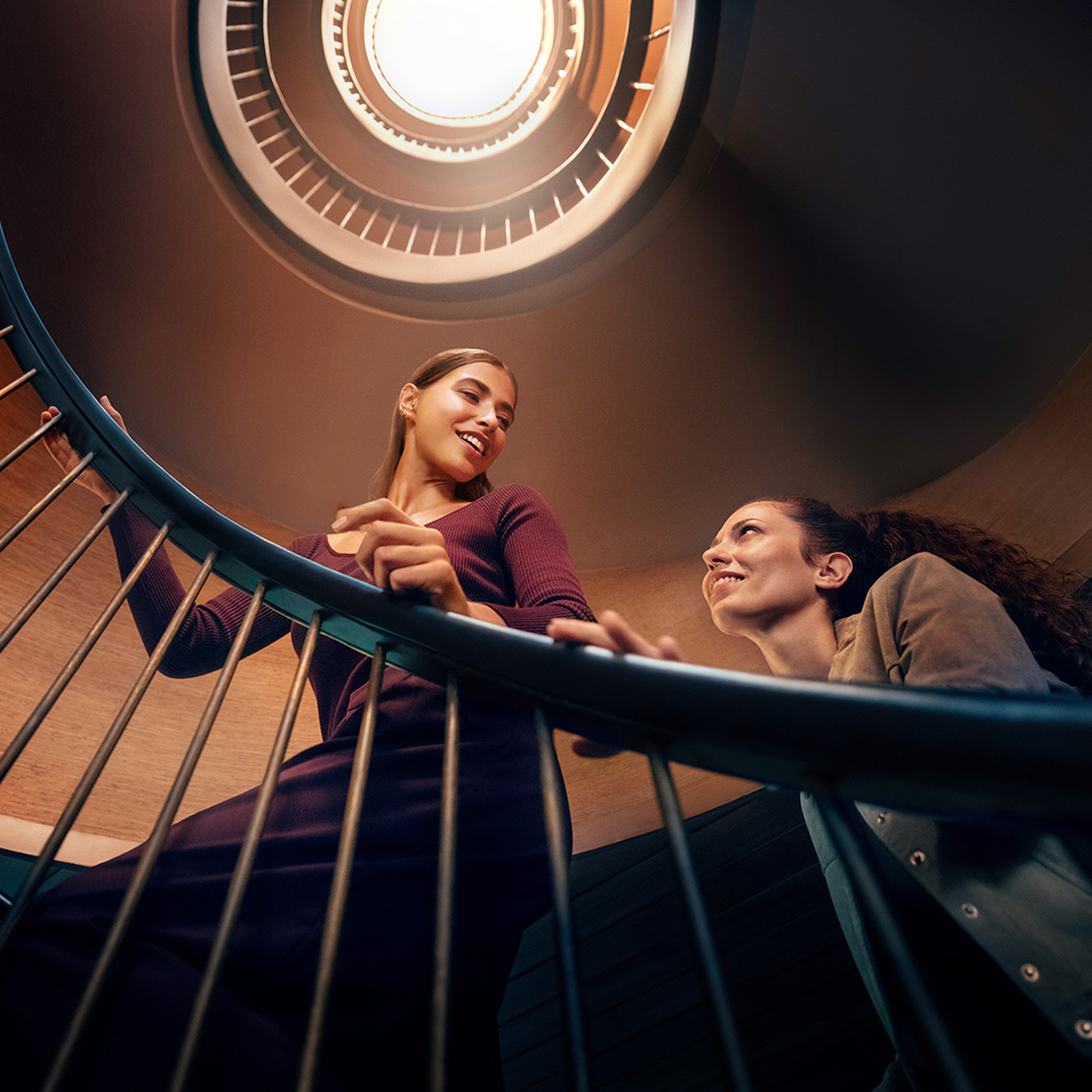 Две женщины на винтовой лестнице