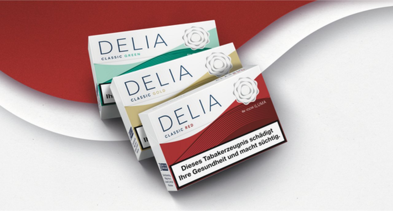 DELIA Tabaksticks abgebildet vor einem rotweißen Hintergrund.