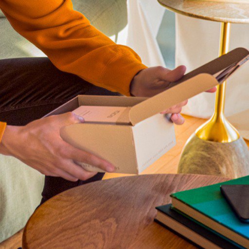 Man opening an IQOS Originals Duo device box, to discover all benefits of MyIqos.