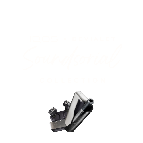Slúchadlá DEVIALET a IQOS ILUMA iPRIME na abstraktnom zvlnenom pozadí.