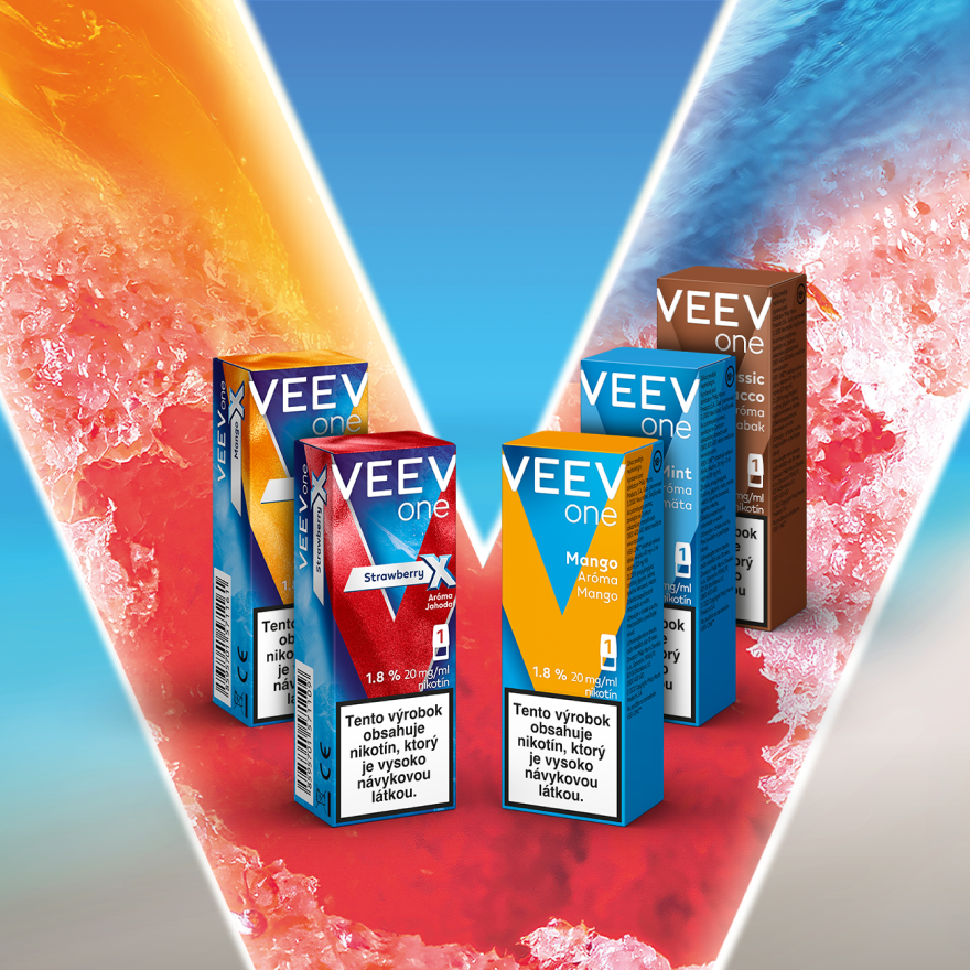 Produkty VEEV ONE s náplňami na farebnom ľadovom pozadí v tvare písmena V.