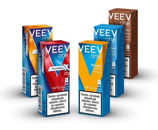 Krabičky náplní VEEV One a VEEV ONE X v rôznych príchutiach (mango, sea mint, blended tobacco, strawberry x a mango x) zobrazené na tvare V s farebnými prúdmi oranžovej, červenej a modrej pripomínajúcimi tekutinu a ľad na svetlo modrom a sivom pozadí.​