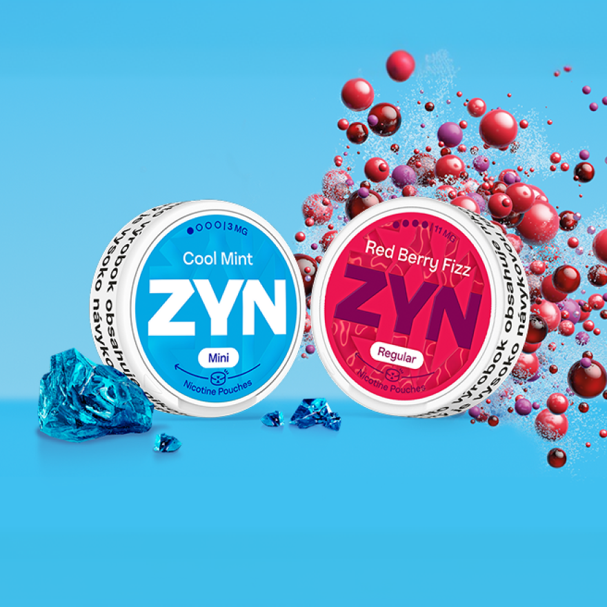 Krabičky nikotínových vrecúšok ZYN Cool Mint a ZYN Red Berry Fizz na modrom pozadí s farebnými bublinami a kúskami ľadu.