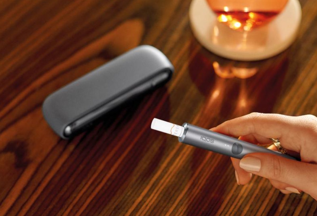 IQOS ILUMA PRIME auf einem Tisch.