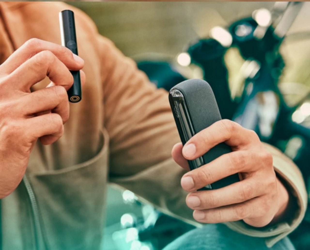  IQOS ILUMA und Ladecase in der Hand