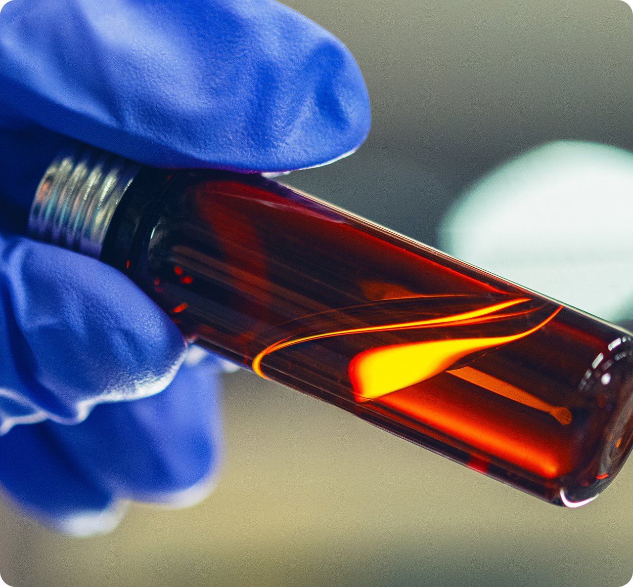 VEEV Liquid in einem Glasrohr zur Überprüfung der Qualitätsstandards.