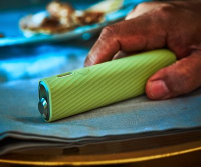 Dispositivos IQOS ILUMA ONE en la mano de una persona.