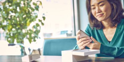 žena se dívá na IQOS ILUMA