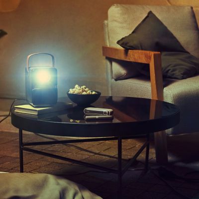 Hombre manejando su carro, una mujer coo pasajera esta usando IQOS