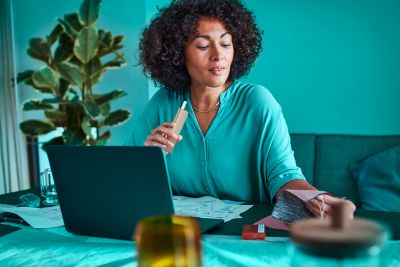 woman with ILUMA device