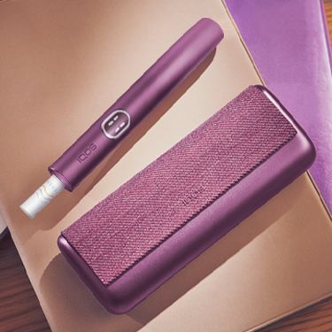 شخص ما يفتح صندوقًا يحتوي على IQOS ILUMA جديد.