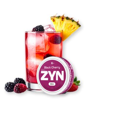 Bebida roja con hielo y decoración de piña, acompañada de frutos rojos y un envase circular ZYN Black Cherry.