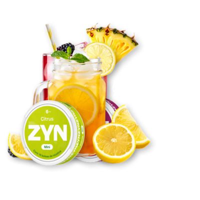 Bebida cítrica en frasco con popote, rodajas de naranja y limón alrededor, junto a un envase circular ZYN Citrus.