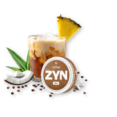 Bebida cremosa con hielo, coco y piña, presentada junto a un envase circular ZYN Coffee.