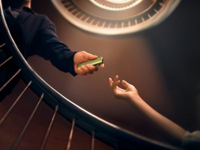 Man holding IQOS ILUMA 