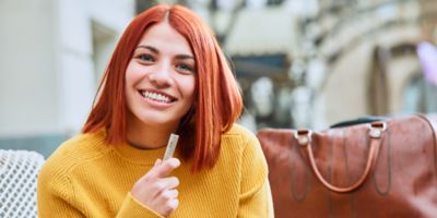 Usměvaná žena s IQOS ILUMA