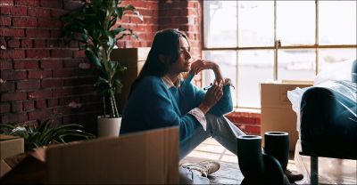 Mujer sosteniendo un IQOS ILUMA i PRIME en su mano