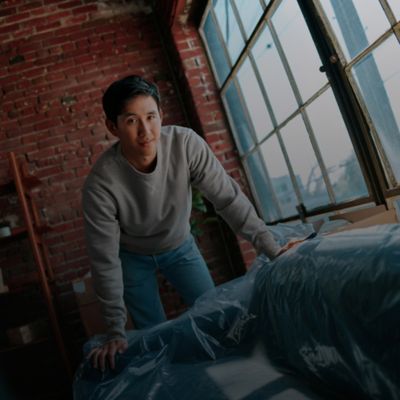 Hombre apoyado sobre un sofá