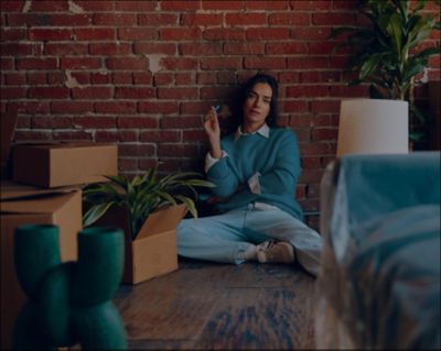 Mujer sosteniendo un IQOS ILUMA i PRIME en su mano