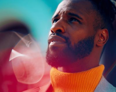 Hombre mirando al sol