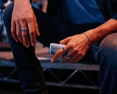 Persona sosteniendo un IQOS ILUMA i PRIME color Breeze Blue en su mano