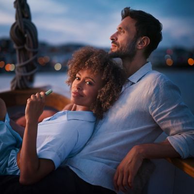 Mujer mirado el reverso de la caja de IQOS