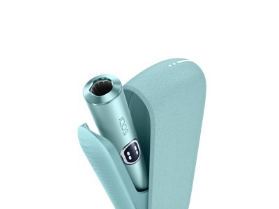 Un IQOS ILUMA i color Breeze Blue