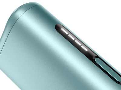 IQOS ILUMA i ONE color Breeze Blue mostrando sus luces LED