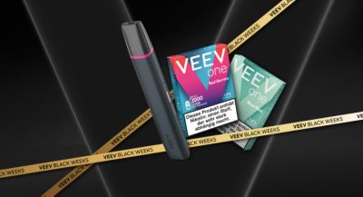 Pack VEEV ONE Pods Red Berries vor einem roten Hintergrund